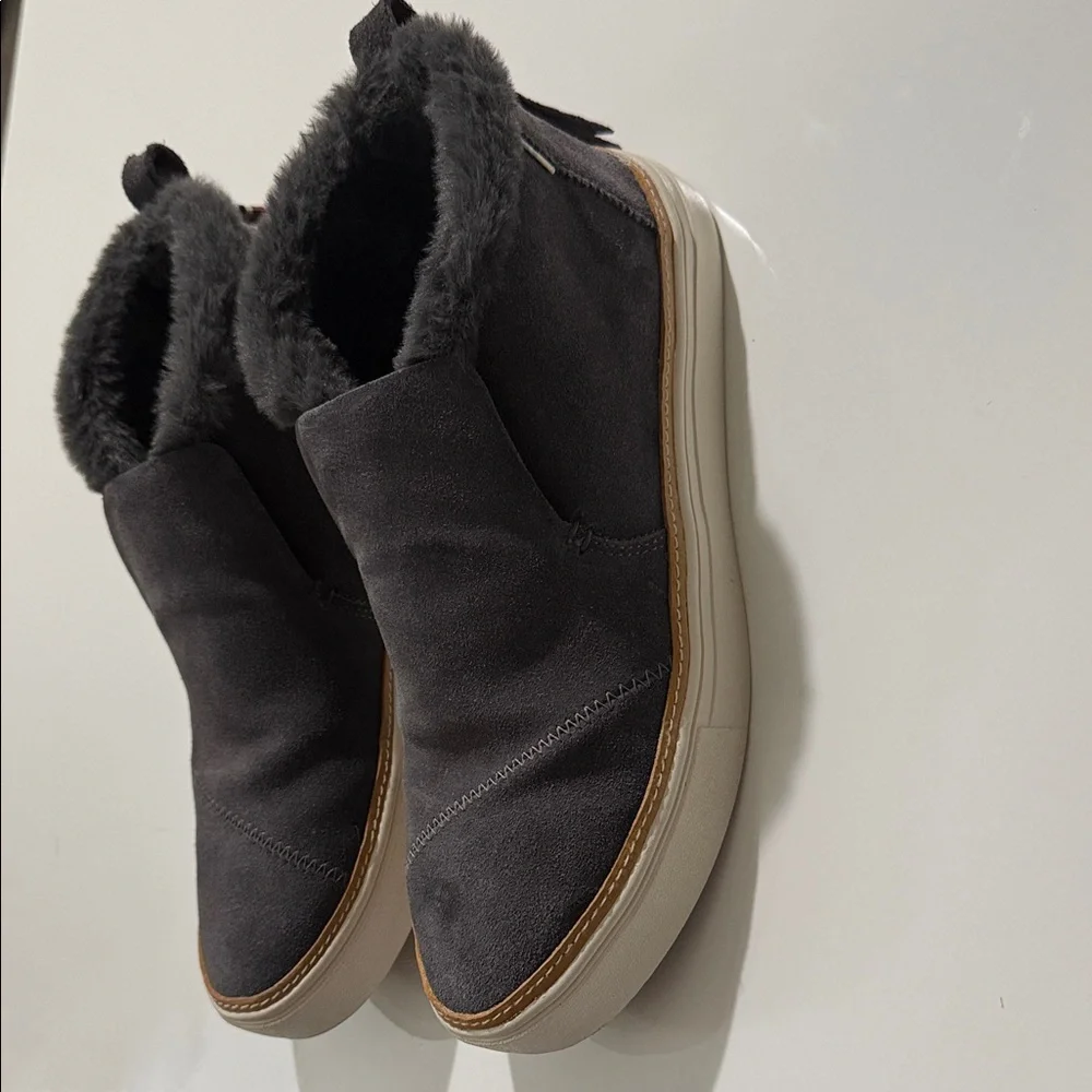Toms Paxton Booties Womens 7.5 Slip-On Water Resistant Gray Suede Fur Lined